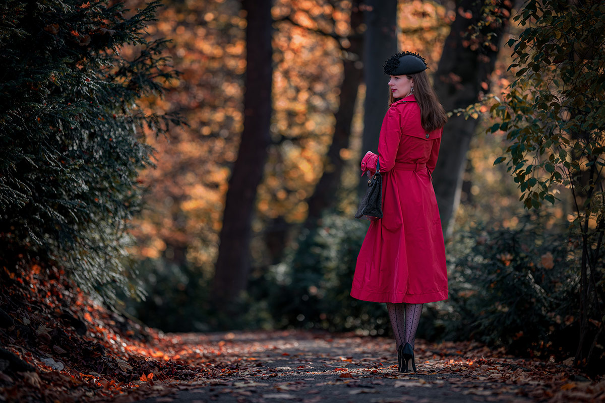 RetroCat beim Herbstspaziergang im Herbstlaub in einem stilvollen Retro-Outfit