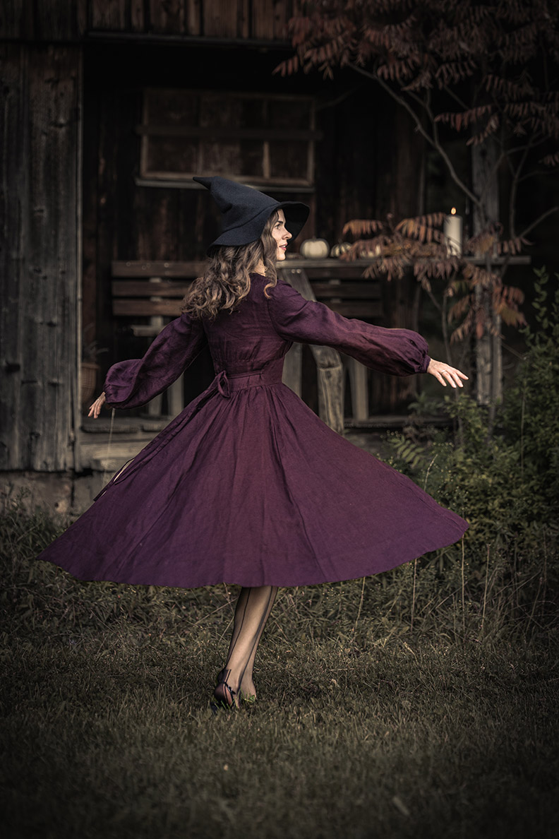RetroCat in a linen dress by Son de Flor at the dance - perfect for autumn