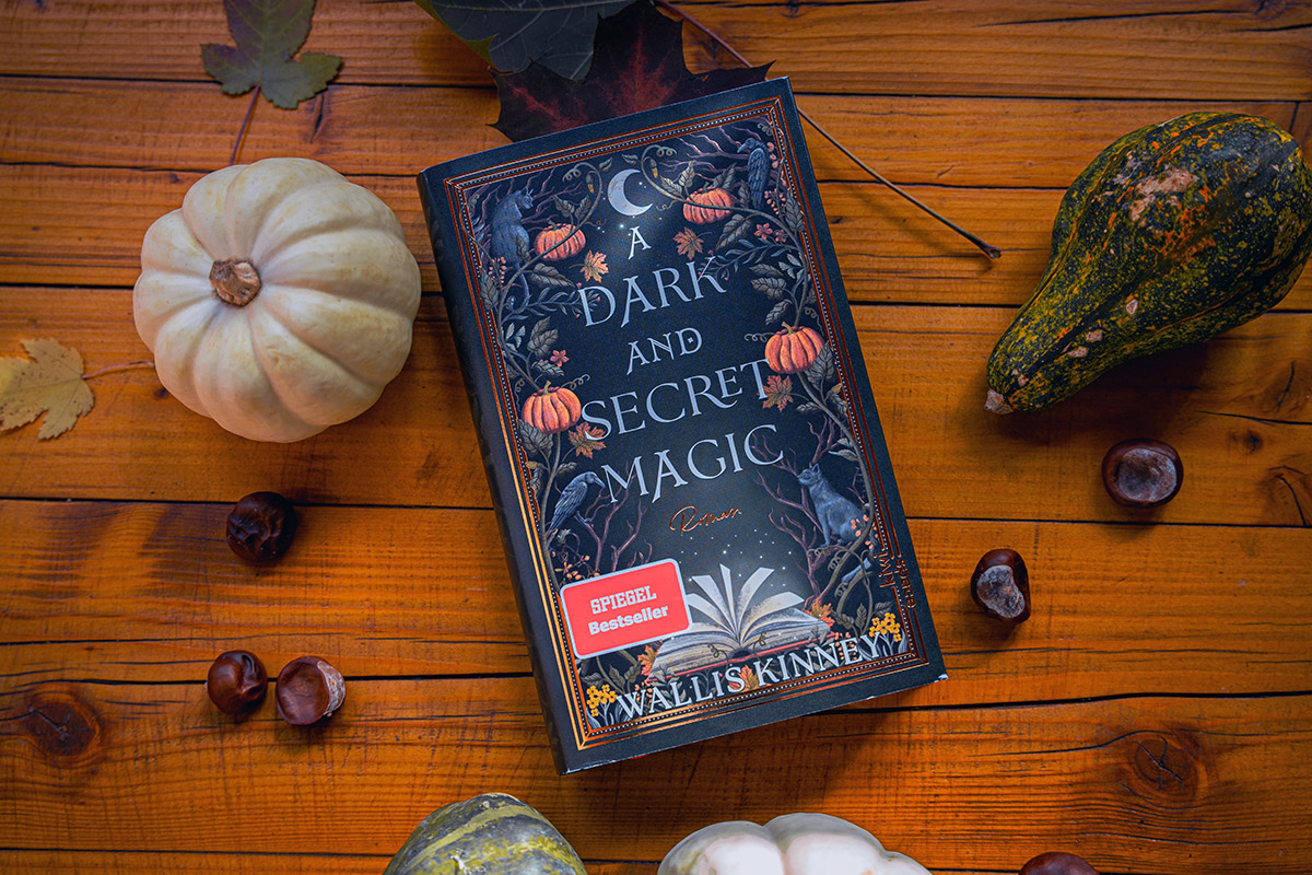 Buchtipp für den Herbst: „A Dark and Secret Magic“ von Wallis Kinney