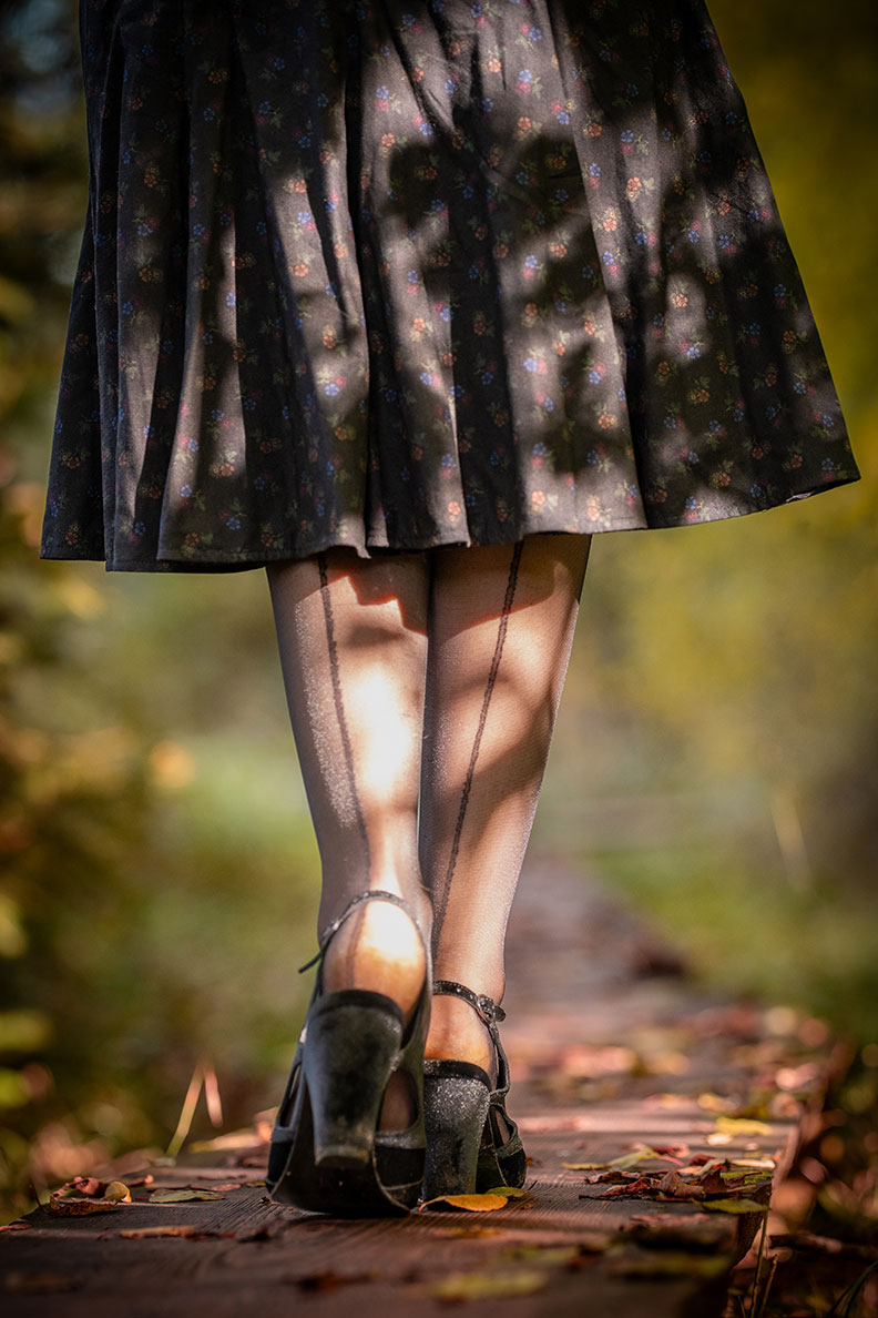 RetroCat mit Nahtstrümpfen in Sing Back Sandalen