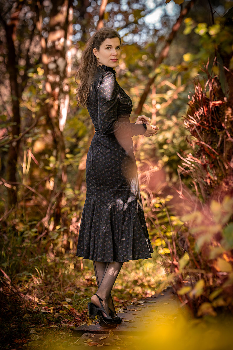 RetroCat in einem mystischen Dark Romance Kleid von Lena Hoschek