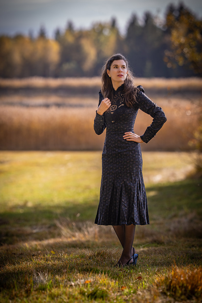 RetroCat in einem Dark Romance Kleid mit langen Ärmeln und tollen Details