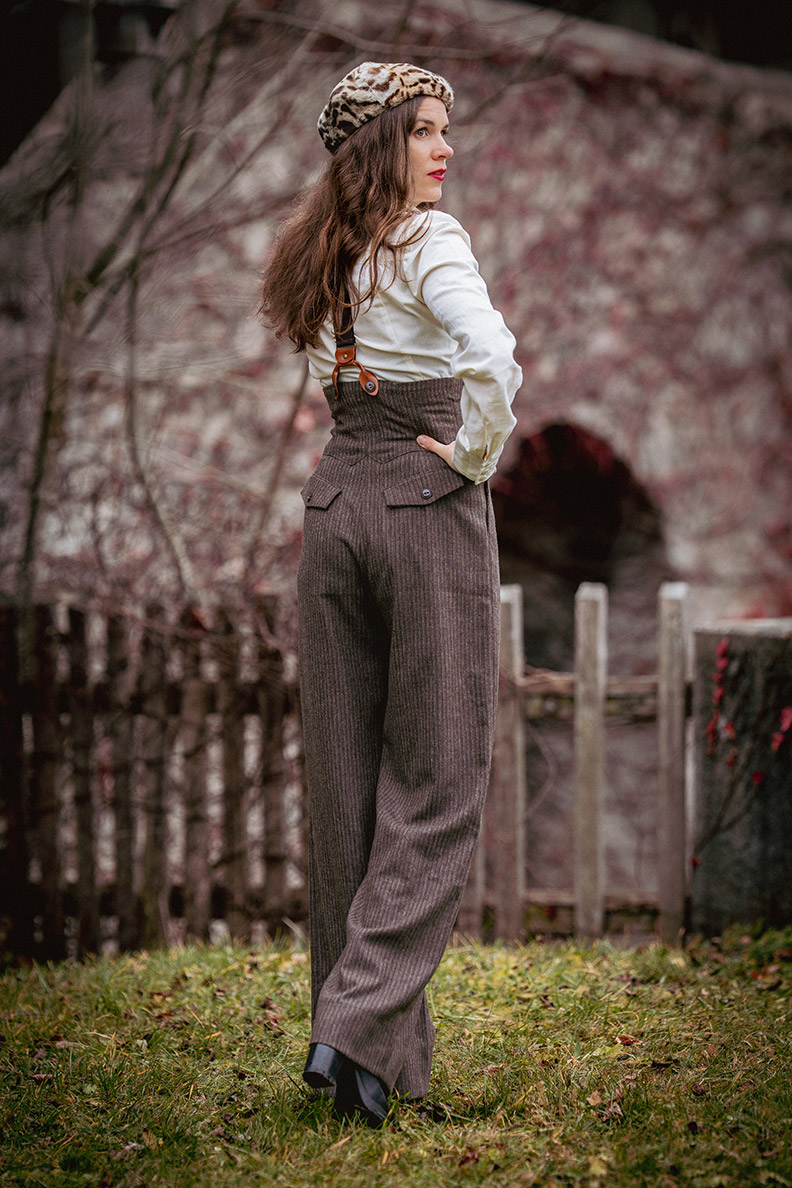 RetroCat with wide vintage trousers in 40s style by Emmy