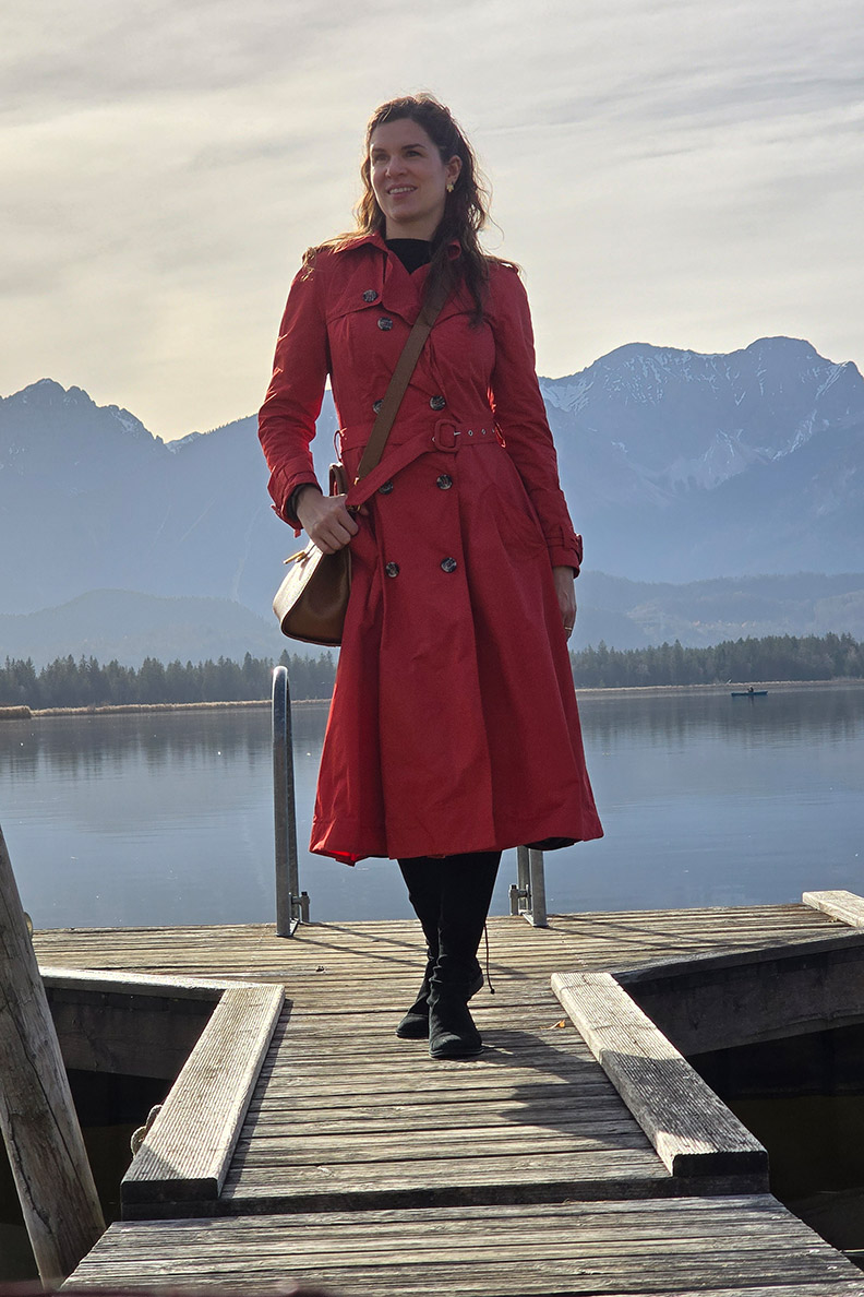 RetroCat mit einem rostroten Trenchcoat im November