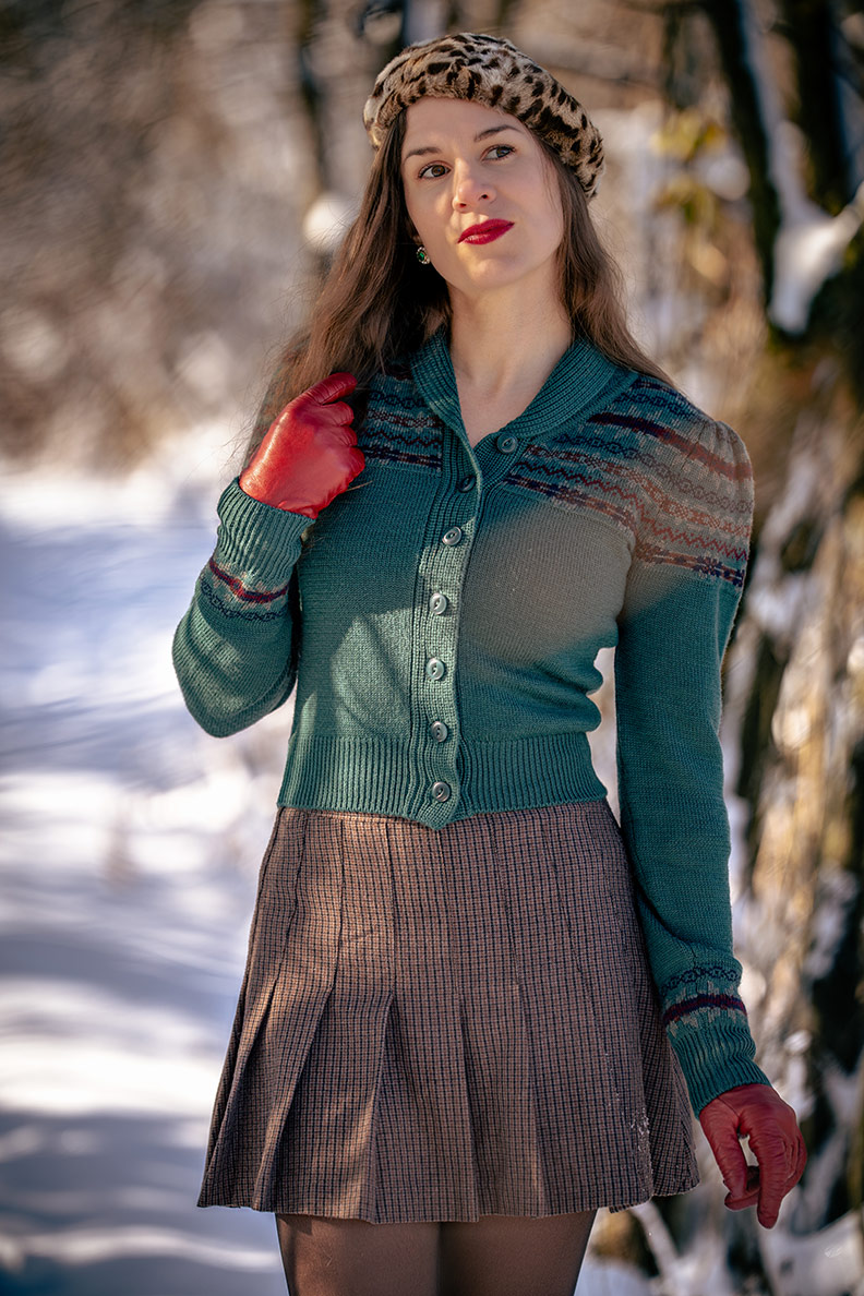 RetroCat mit einem grünen Cardigan aus Merinowolle