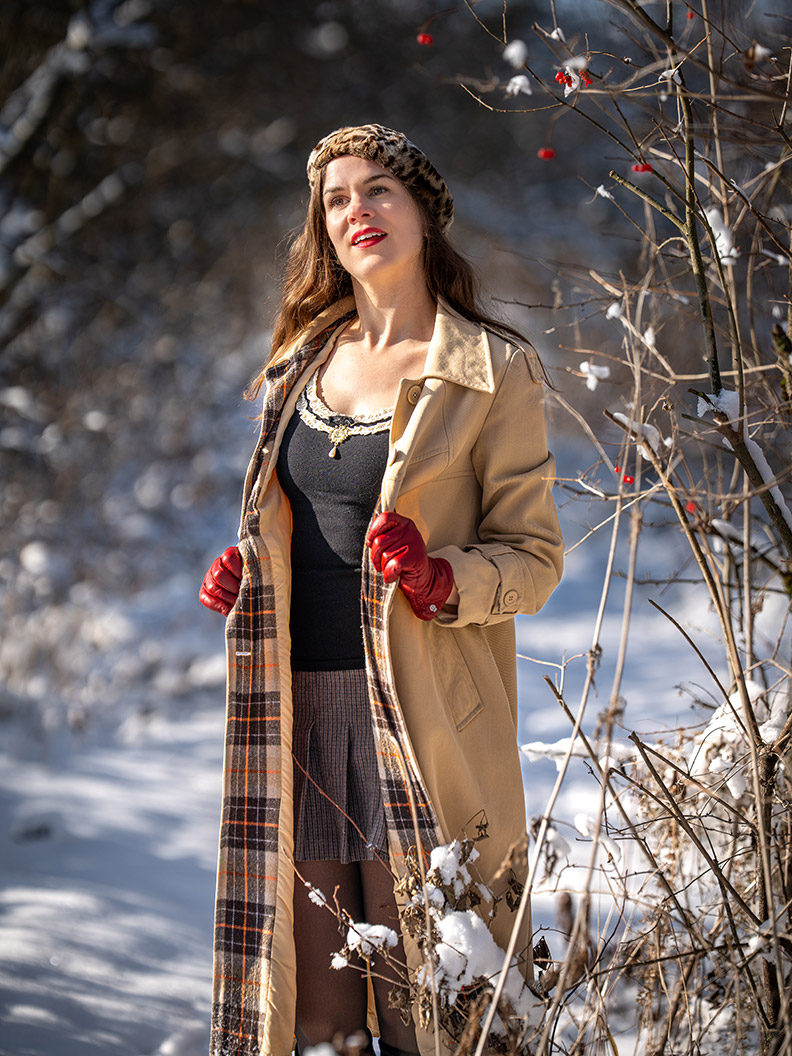 RetroCat mit Sweater und Trenchcoat im Winter