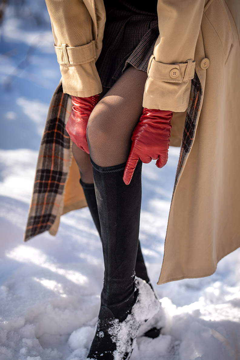RetroCat mit Stiefeln von Stuart Weitzman zur Thermostrumpfhose im Schnee