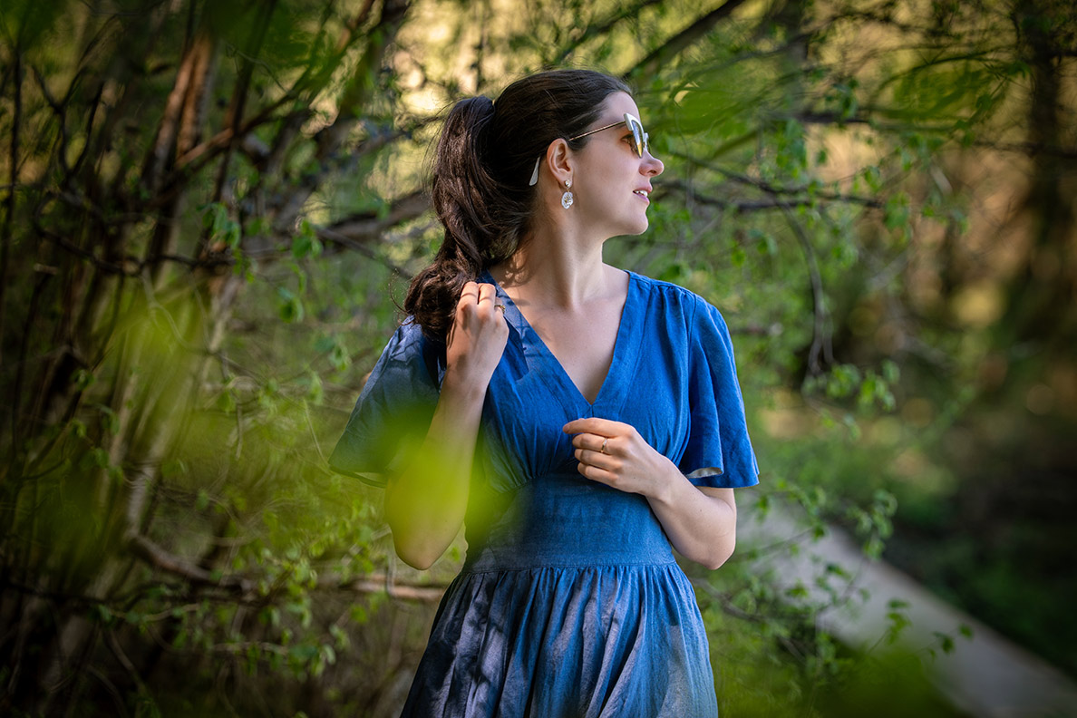 RetroCat mit einer Cat-Eye-Sonnenbrille zum Leinenkleid