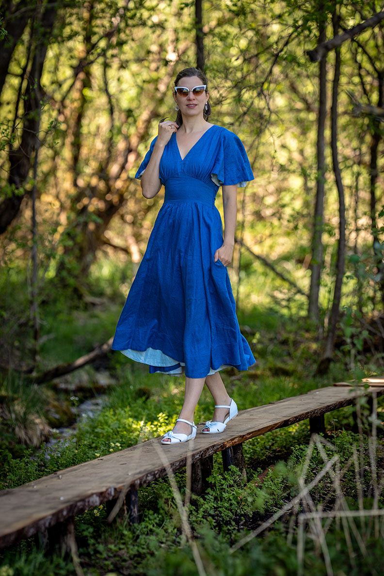 RetroCat beim Spaziergang in einem Leinenkleid von Son de Flor