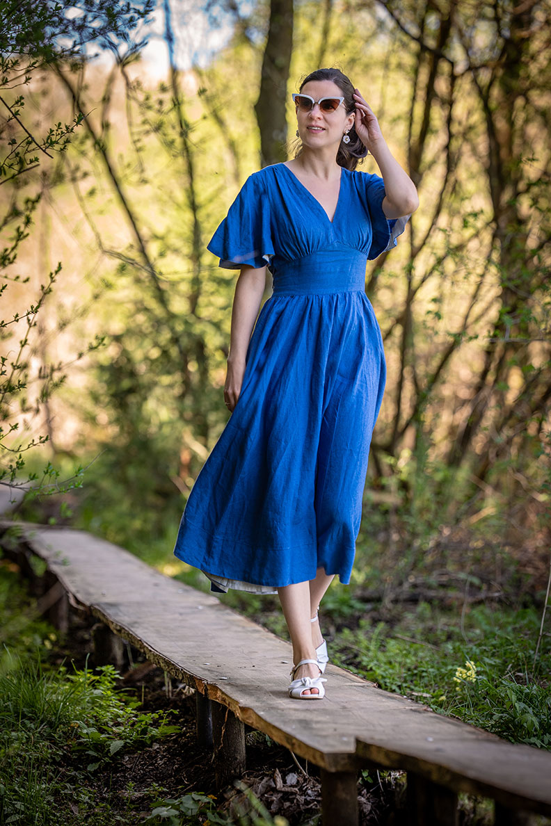 RetroCat in einem blauen Leinenkleid von Son de Flor im Frühsommer