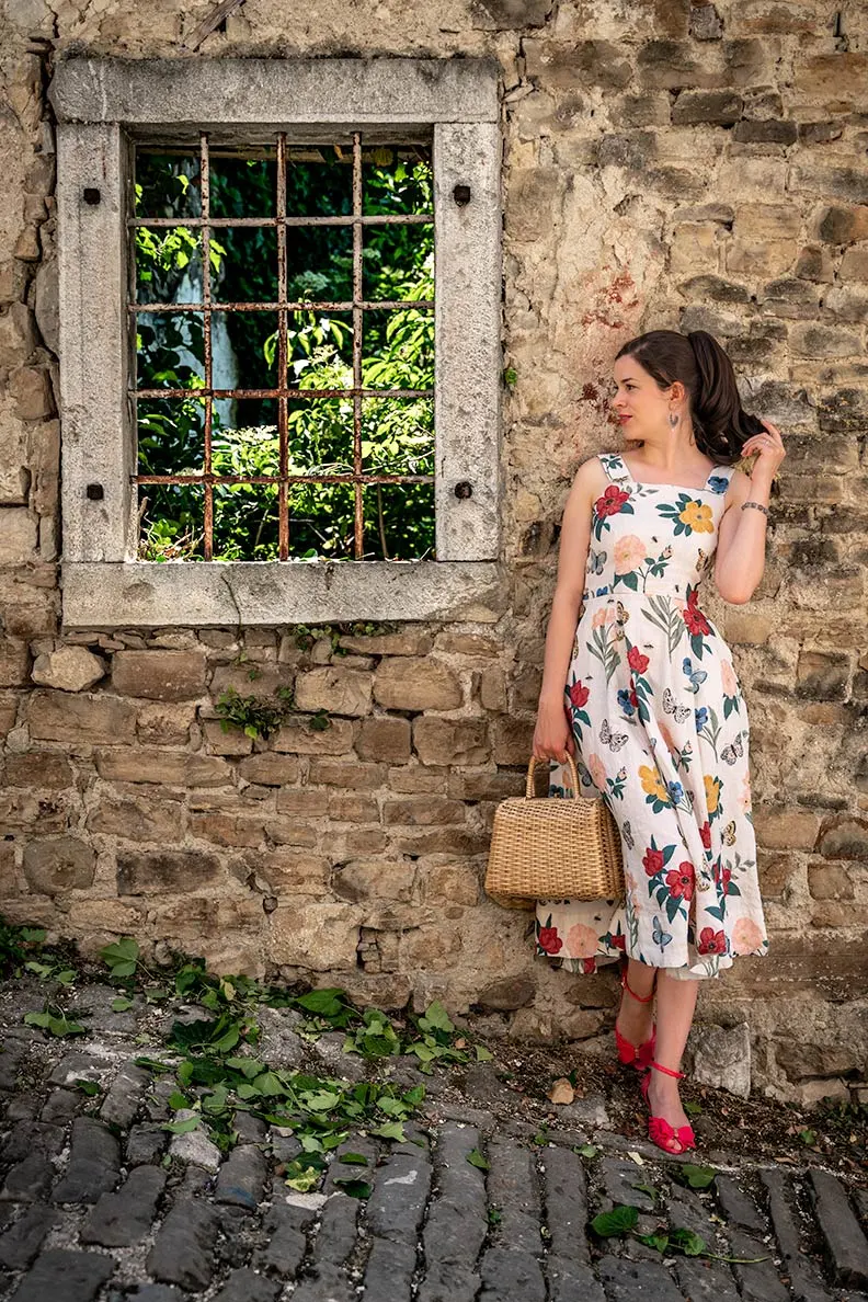 RetroCat in einem sommerlichen Leinenkleid von Son de Flor