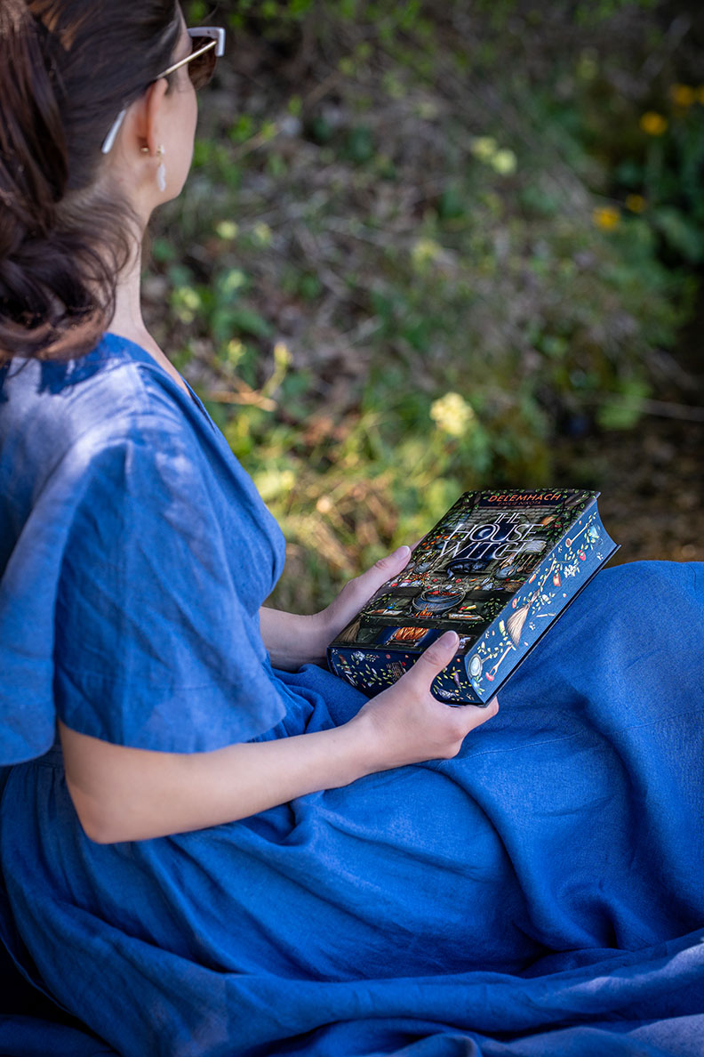RetroCat beim Lesen von "The House Witch" - einem cozy Fantasy Buch