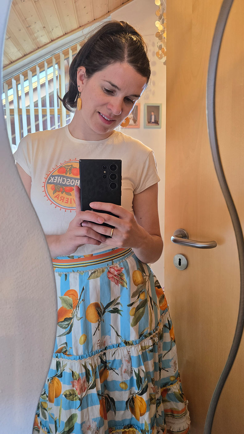 RetroCat mit Zitronenrock und passendem T-Shirt von Lena Hoschek