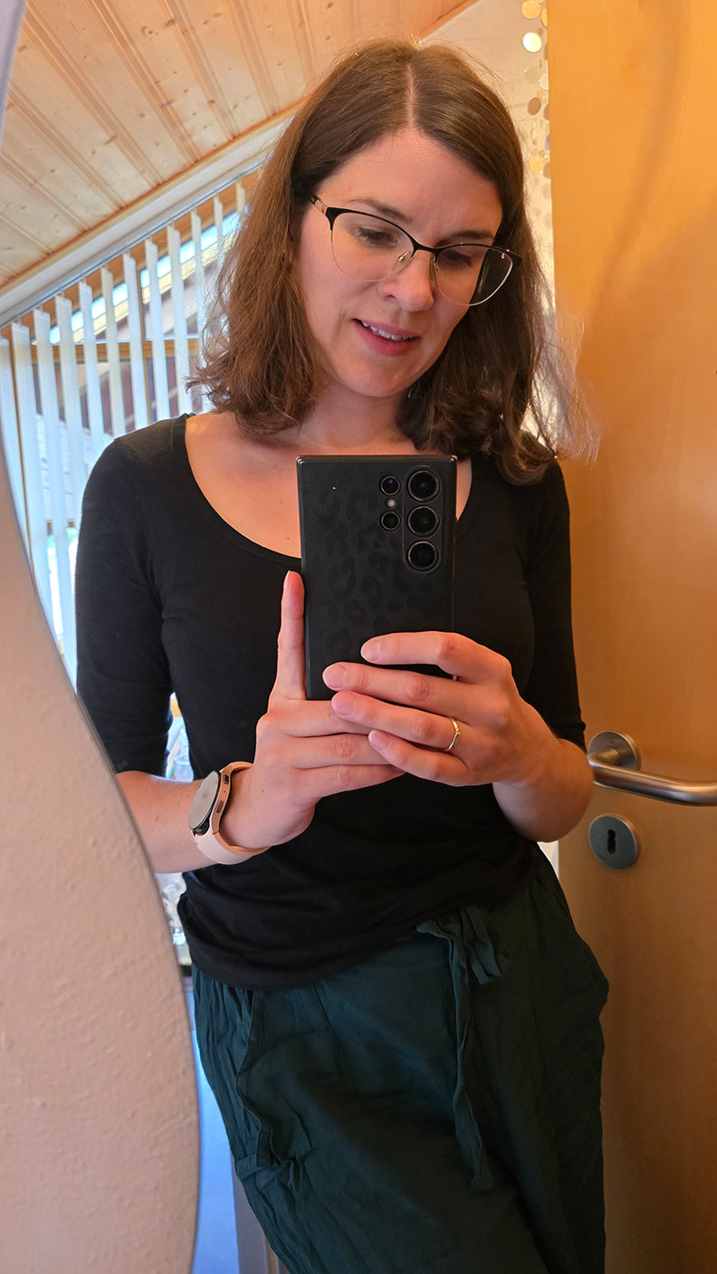 RetroCat mit weiten Hosen und einem schlichten Shirt