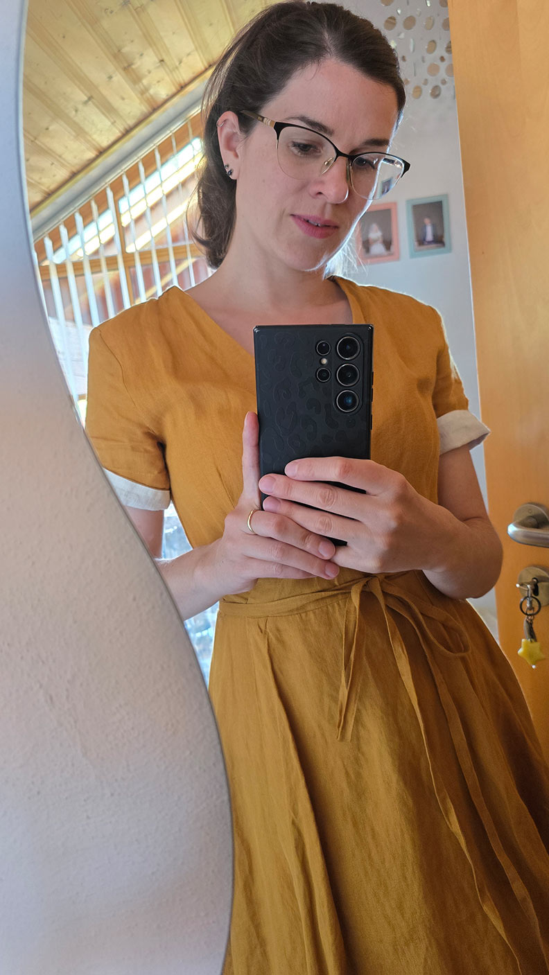 RetroCat mit einem Leinenkleid in Ockergelb