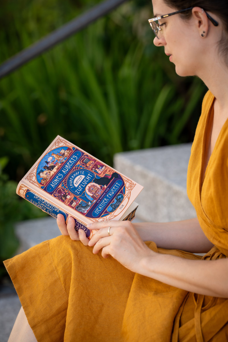 Ein hübsches Cozy Fantasy Buch: Agnes Auberts zauberhafte Katzenzuflucht von Heather Fawcett