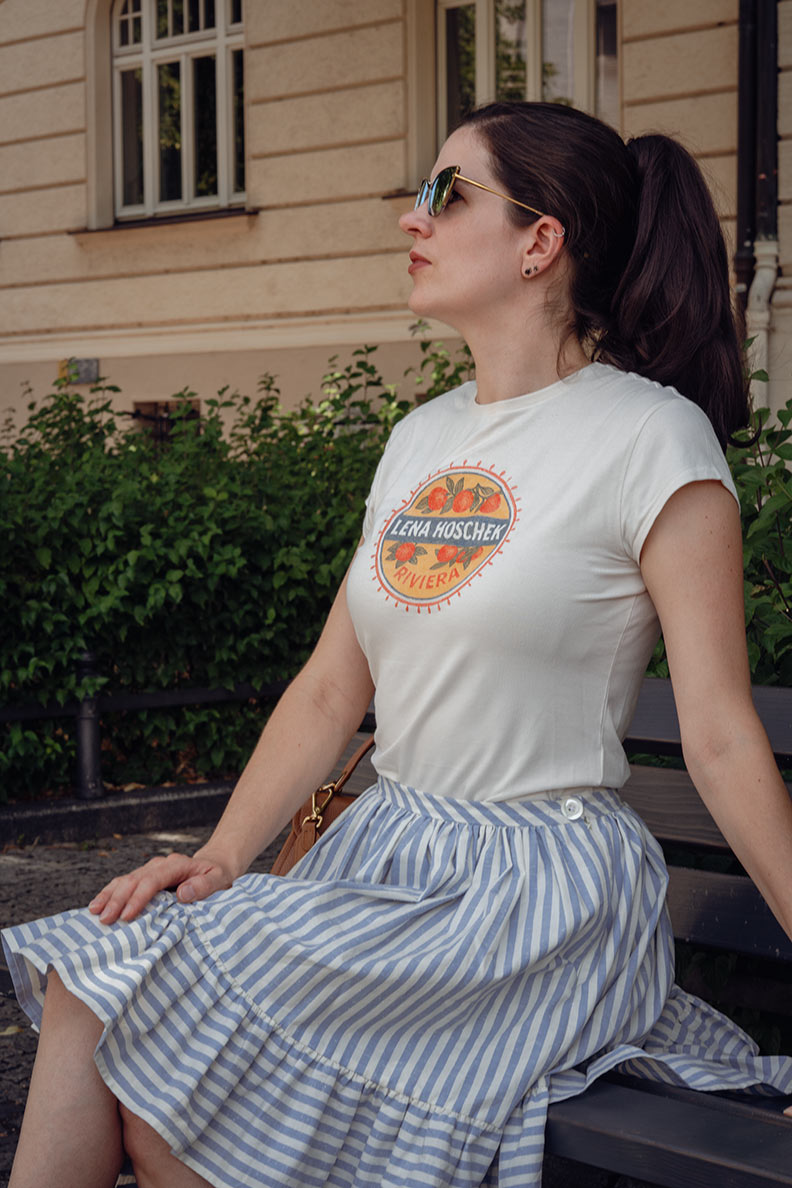 RetroCat in einem weißen T-Shirt von Lena-Hoschek zum Retro-Rock
