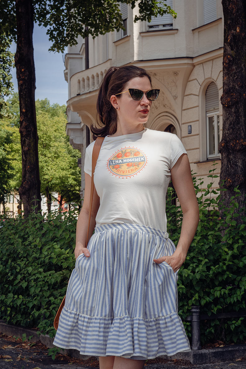 RetroCat mit T-Shirt und Rock im Retro-Look