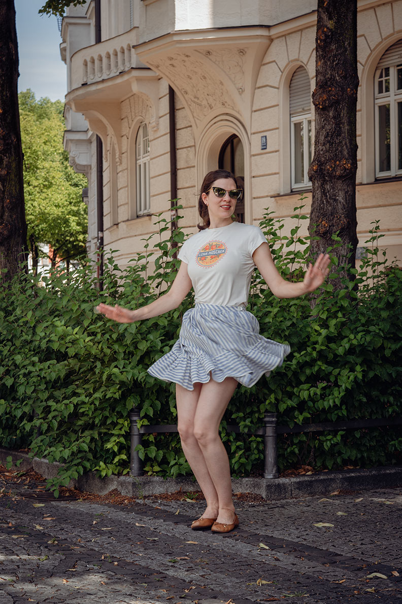 RetroCat mit einem Retro-Rock von Lena Hoschek zum klassischen T-Shirt