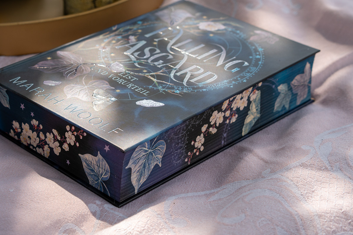 Das schön gestaltete Buch Falling Asgard von Marah Woolf