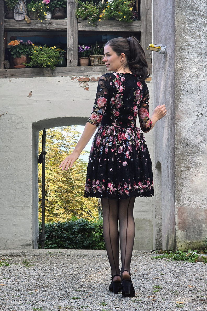 RetroCat in einem spätsommerlichen Rosenkleid