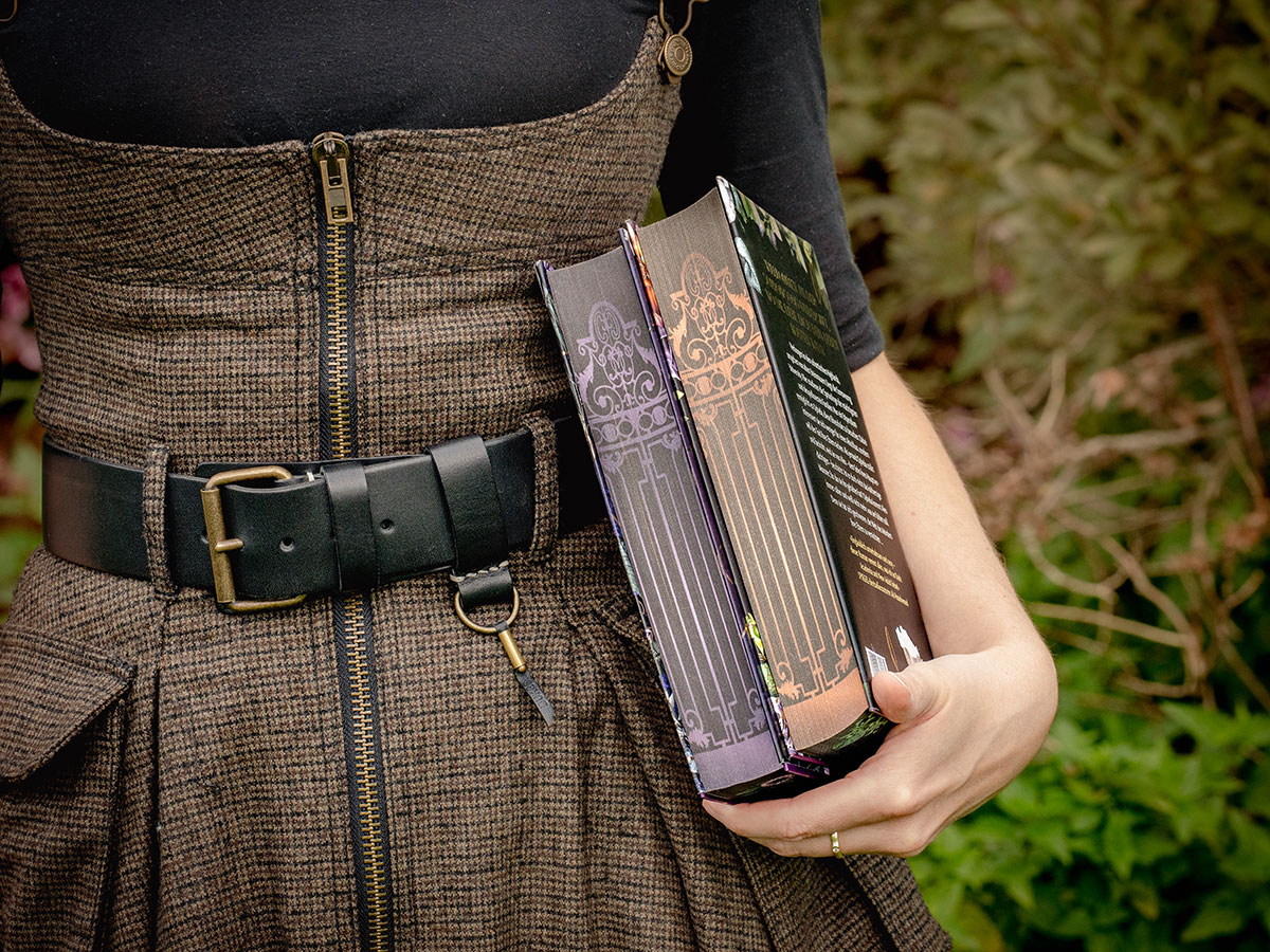 Die Farbschnitte der Dark Academia Bücher Nightshade und Daybreak