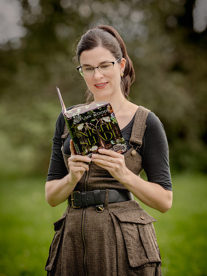 RetroCat beim Lesen von Nightshade von Autumn Woods