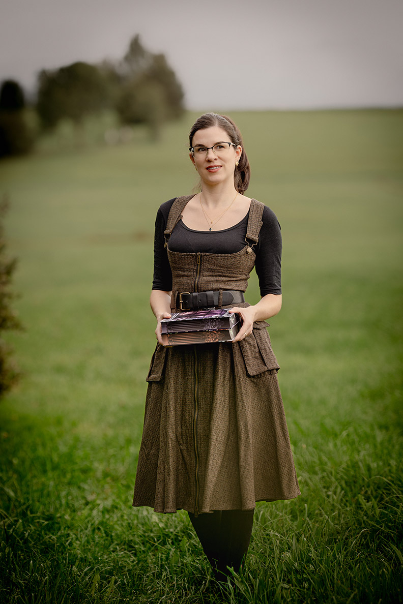RetroCat in einem Retro-Kleid von Lena Hoschek