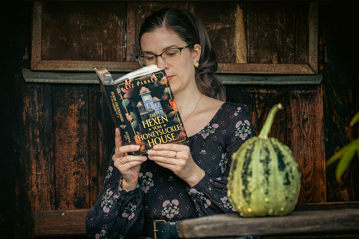 Die Hexen vom Honeysuckle House: Hexenfantasy für den Herbst & ein passendes Outfit