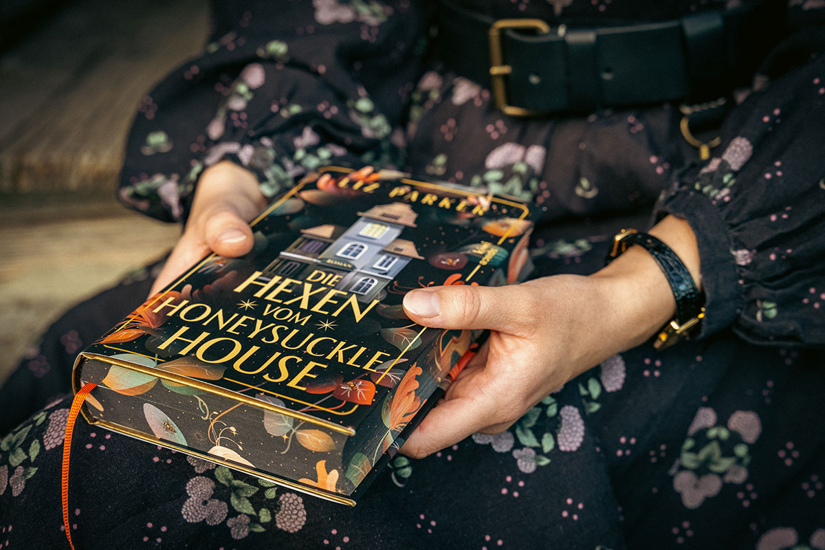 Rezension zum cozy Fantasy Buch Die Hexen vom Honeysuckle House