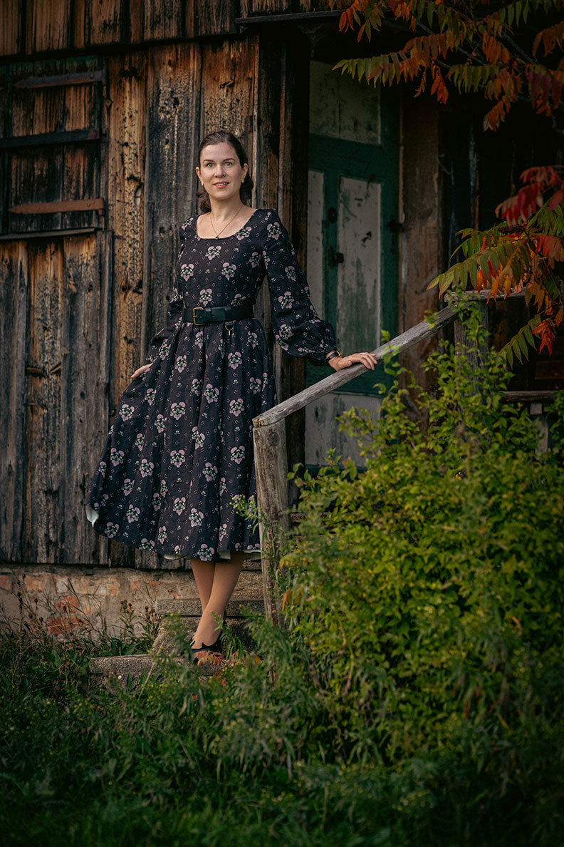 RetroCat im Carmen-Leinenkleid von Son de Flor