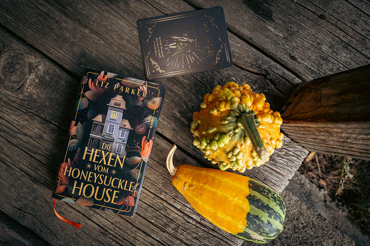 Das Buch die Hexen vom Honeysuckle House versprüht cozy Herbst-Vibes