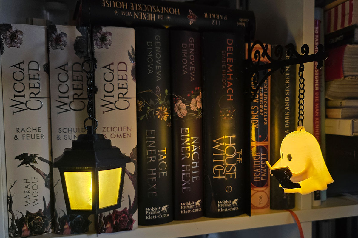 Geschenkideen für Buchliebhaber: Laternen und Geisterlampe fürs Bücherregal